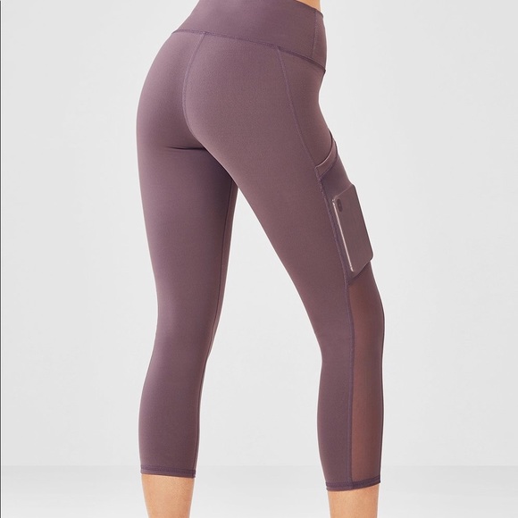 BNWT Fabletics On-the-go High Waisted Capri Shadow - Picture 4 of 6